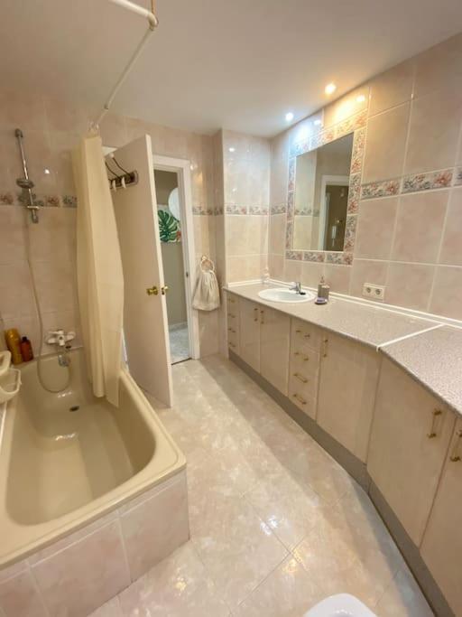 Lovely 1 Bedroom Apartment With Sea Views And Pool エステポナ エクステリア 写真