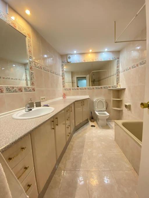 Lovely 1 Bedroom Apartment With Sea Views And Pool エステポナ エクステリア 写真